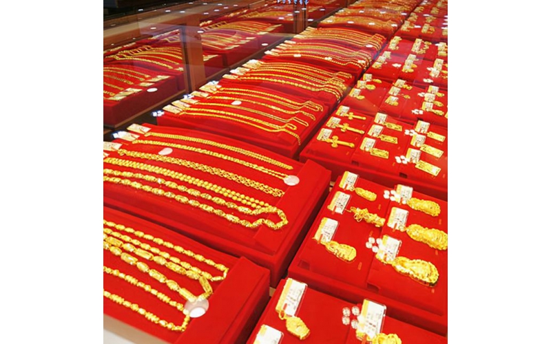 緬甸黃金價格暴漲，民眾排隊典當首飾