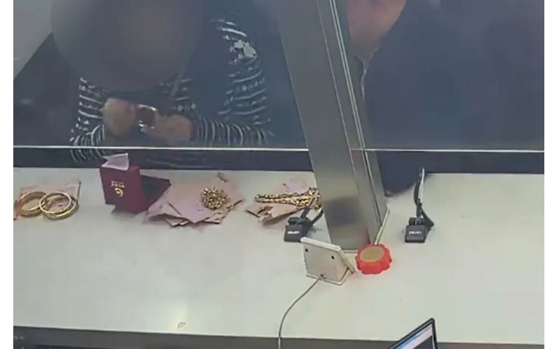 朋友委托贖回“黃金”，一燒全是假的